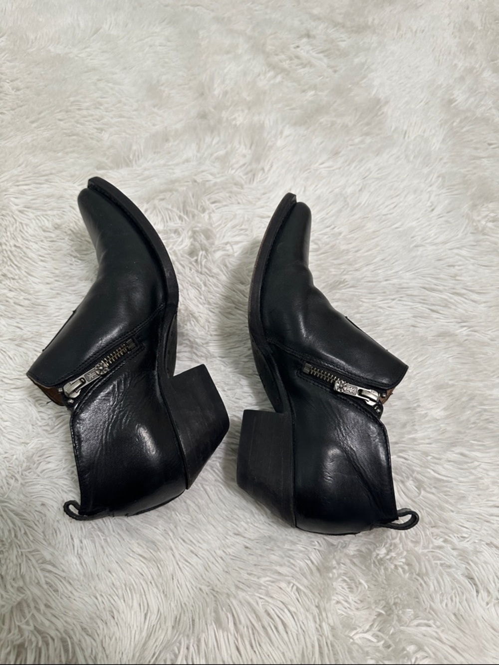 🐬 Frye Genuine Leather Bootie - Picture 4 of 7